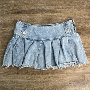 AKIRA Pleated Denim Mini Skirt– Light Wash – Size Large